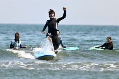 サーフィンでバランスを崩し、惜しくも投げ出される野々村太陽（金野和彦撮影）