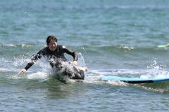 バランスを崩し海中へ投げ出される堀川桃香（金野和彦撮影）