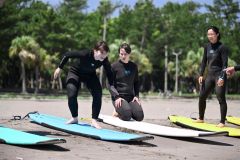 海へ入る前に入念に練習する堀川桃香（左）＝金野和彦撮影