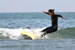 初の波乗りに成功したが、バランスを崩し海中へ投げ出される高木美帆（金野和彦撮影）