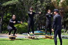 サーフィンのインストラクターから指導を受ける（左から）高木美帆、堀川桃香、佐藤綾乃（金野和彦撮影）