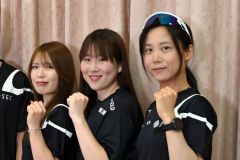 チームに新加入した堀川桃香（中央）。女子団体追い抜きのメンバーの高木美帆（右）と佐藤綾乃（左）と共にミラノ・コルティナ五輪を目指す（金野和彦撮影）