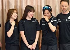 チームに新加入した堀川桃香（左から２人目）が高木美帆（右から２人目）と佐藤綾乃（左）の間に入り笑顔を見せる。右はヨハン・デビットコーチ（金野和彦撮影）