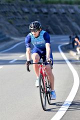 自転車トレーニングで上り坂を走行する野々村太陽（金野和彦撮影）