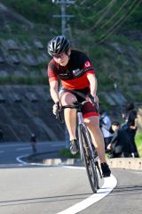 淡々と自転車のトレーニングメニューをこなす堀川桃香（金野和彦撮影）