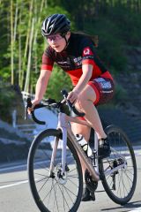 淡々と自転車のトレーニングメニューをこなす堀川桃香（金野和彦撮影）