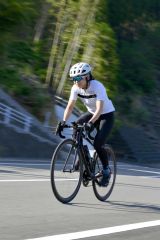 起伏のある山間部を走行する高木美帆（金野和彦撮影）