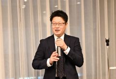 懇親会の席上、抱負を述べる千葉氏