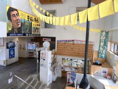「幸福の黄色いハンカチ」の大きな映画看板などが掲げられる道の駅オーロラタウン93りくべつ