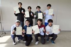 男子ダブルスの上位入賞者。前列左から優勝した太田・山名組、２位の舩戸・安達組、後列左から３位の中川・管野組、後藤・山本組