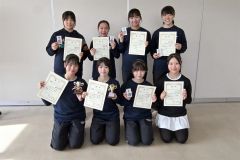 女子ダブルスの上位入賞者。前列左から優勝した三崎・藤原組、２位の宮本・細谷組、後列左から３位の伊藤・小野組、柴崎・長谷川組