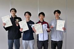 男子シングルスの上位入賞者。左から優勝した中川、２位の飯塚、３位の舩戸、池田