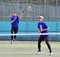 中学３年ペアの太田・山名組１８歳以下Ｖ、三崎が女子１８歳以下２冠　全十勝ジュニア単・複テニス