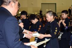 個人戦小学生低学年男子の部表彰　優勝の高田愛己（手前右、音更柳町）