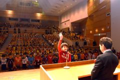 「仲間と一緒にゴールを目指す」と選手宣誓した芽室少年団の信田凰佑主将