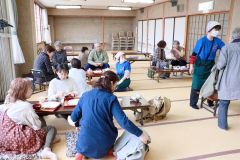 和やかな雰囲気で会話を楽しむ参加者ら
