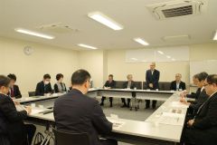 渡辺町長や斉藤委員長など１４人が出席した