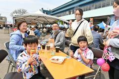 レース中止もイベントで盛り上げ、ご当地グルメや「ジバサンダー」も　ばんえい十勝
