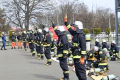 防火衣、呼吸器の着装訓練を行う新隊員
