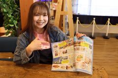 北海道じゃらんの特集ページを示し、２位選定を喜ぶアット・ローカルの布谷静香さん