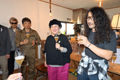完成したビールを味わう鈴木代表（右）、菅野福代表（右から２人目）と関係者