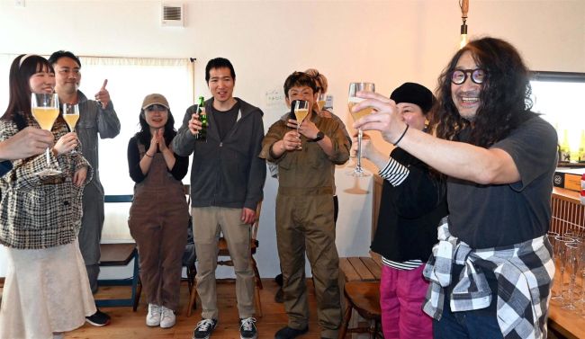 【写真】ＲＩＫＫＡビールお披露目　浦幌　設立４年「ようやくここに立てた」