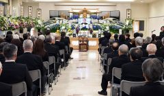 約１５０人が参列した杉田稔さんの通夜（２９日）