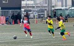 ドリブルでボールを運ぶアッカムイとかちＦＣの（７）岡田颯茉（左、チーム提供）