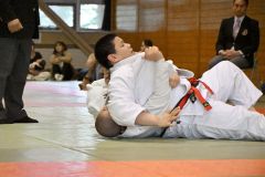 【男子１００キロ超級決勝】相手を抑え込む帯農の千田結誠（上）