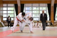 【男子１００キロ級決勝】相手の投げに耐える白樺学園の石渡一汰（左）