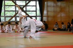 【男子団体戦決勝・帯農―白樺学園】果敢に攻めて優勢勝ちした帯農の次鋒・山崎光聖（手前）。個人戦６６キロ級も制した