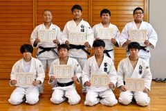個人戦の優勝者。前列左から女子の酒井千春、６０キロ級の菅原悠太、６６キロ級の山崎光聖、７３キロ級の大城源志、後列左から８１キロ級の井川大和、９０キロ級の鈴木叶夢、１００キロ級の石渡一汰、１００キロ超級の千田結誠