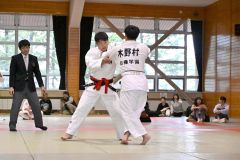 【男子９０キロ級決勝】優勝した白樺学園の鈴木叶夢（左）