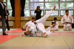【男子８１キロ級決勝】相手に投げを仕掛ける帯農の井川大和（手前）