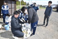 １時間ほどをかけてまちをきれいにした児童生徒