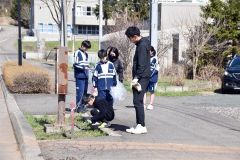 １時間ほどをかけてまちをきれいにした児童生徒