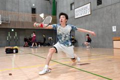 【男子シングルス決勝】シャトルを打ち返す帯大谷の佐々木一成（金野和彦撮影）