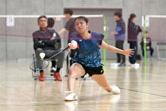 【女子シングルス決勝】第２ゲーム、ロブを打つ帯緑陽の横山奈都美（金野和彦撮影）