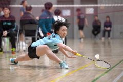 女子シングルス決勝で、シャトルに食らい付く帯三条の内田千智（金野和彦撮影）