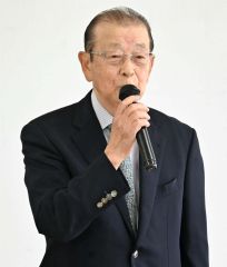 あいさつする矢野会長
