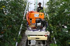 「アルプス技研ファームとかち」のビニールハウスでミニトマト栽培の防除作業用に導入された農業ロボット