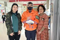 帯広光南小の新１年生にハンガー５５個寄付　交通安全訴える