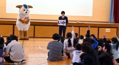「いかのおすし」を学ぶ児童たち