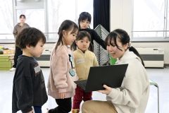 ダイナソーゲームを通して子ども達に英語の楽しさを伝える柏葉校生（右端）