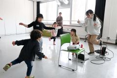 体を動かしながら英語に親しむ子どもたち
