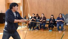 万博に向けて練習する帯広カムイトウポポ保存会のメンバー（２７日、塩原真撮影）