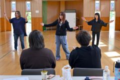 万博に向けて練習する帯広カムイトウポポ保存会のメンバー（２７日、塩原真撮影）