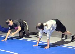 今季初のトレーニングに励む選手ら