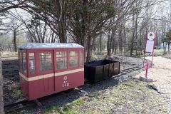 敷地内のレール上にお目見えした鉄道模型