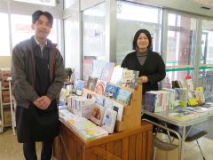 スーパーの一角に出店した移動書店。企画した原山さん（左）と長谷川さん